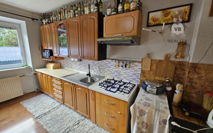 Priestranný rodinný dom s veľkým pozemkom, altánkom a garážou v obci Prakovce, okres Gelnica