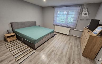 Priestranný rodinný dom s veľkým pozemkom, altánkom a garážou v obci Prakovce, okres Gelnica