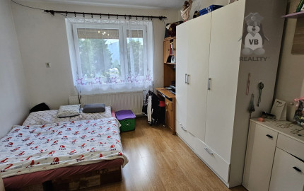 Priestranný rodinný dom s veľkým pozemkom, altánkom a garážou v obci Prakovce, okres Gelnica