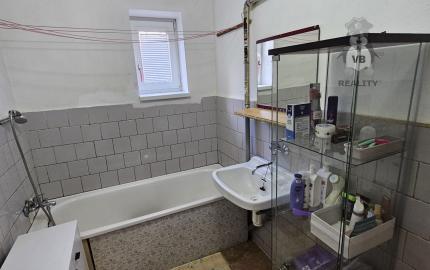 Priestranný rodinný dom s veľkým pozemkom, altánkom a garážou v obci Prakovce, okres Gelnica