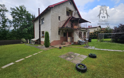 Priestranný rodinný dom s veľkým pozemkom, altánkom a garážou v obci Prakovce, okres Gelnica