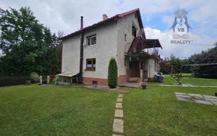 Priestranný rodinný dom s veľkým pozemkom, altánkom a garážou v obci Prakovce, okres Gelnica