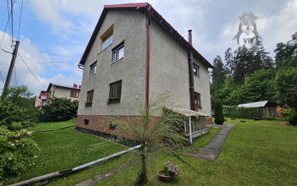 Priestranný rodinný dom s veľkým pozemkom, altánkom a garážou v obci Prakovce, okres Gelnica