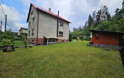 Priestranný rodinný dom s veľkým pozemkom, altánkom a garážou v obci Prakovce, okres Gelnica