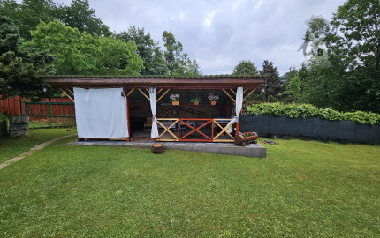 Priestranný rodinný dom s veľkým pozemkom, altánkom a garážou v obci Prakovce, okres Gelnica