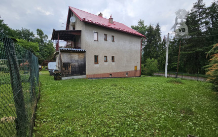 Priestranný rodinný dom s veľkým pozemkom, altánkom a garážou v obci Prakovce, okres Gelnica
