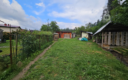Priestranný rodinný dom s veľkým pozemkom, altánkom a garážou v obci Prakovce, okres Gelnica