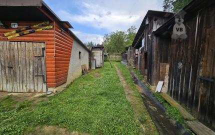 Priestranný rodinný dom s veľkým pozemkom, altánkom a garážou v obci Prakovce, okres Gelnica
