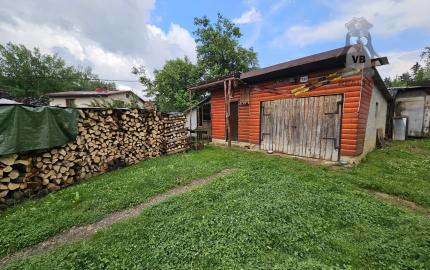 Priestranný rodinný dom s veľkým pozemkom, altánkom a garážou v obci Prakovce, okres Gelnica