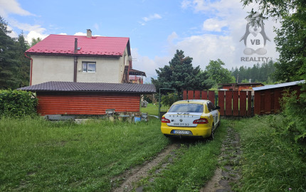 Priestranný rodinný dom s veľkým pozemkom, altánkom a garážou v obci Prakovce, okres Gelnica