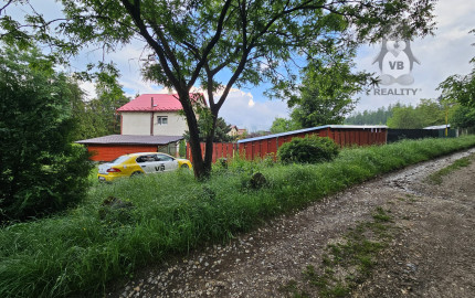 Priestranný rodinný dom s veľkým pozemkom, altánkom a garážou v obci Prakovce, okres Gelnica