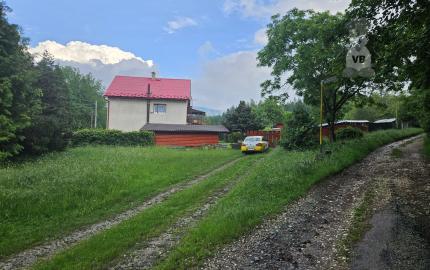Priestranný rodinný dom s veľkým pozemkom, altánkom a garážou v obci Prakovce, okres Gelnica
