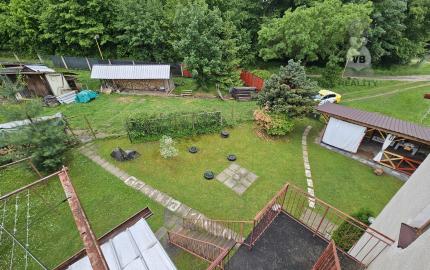 Priestranný rodinný dom s veľkým pozemkom, altánkom a garážou v obci Prakovce, okres Gelnica