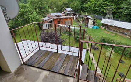 Priestranný rodinný dom s veľkým pozemkom, altánkom a garážou v obci Prakovce, okres Gelnica