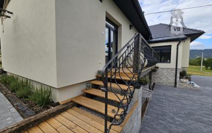 Vidiecke sídlo s pozemkom 11 903 m², herňou, garážou v obci Nálepkovo, v pokojnej časti Zahajnica, okres Gelnica