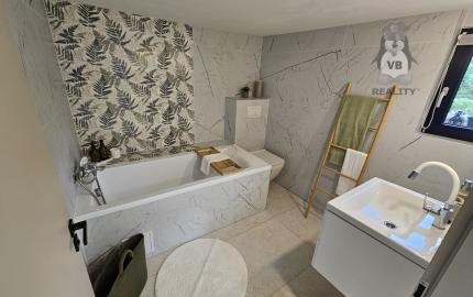 Vidiecke sídlo s pozemkom 11 903 m², herňou, garážou v obci Nálepkovo, v pokojnej časti Zahajnica, okres Gelnica