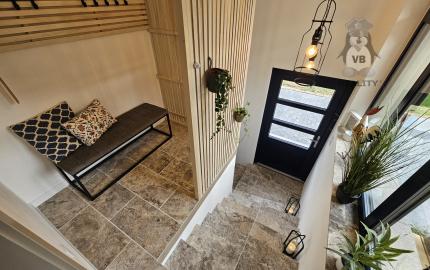 Vidiecke sídlo s pozemkom 11 903 m², herňou, garážou v obci Nálepkovo, v pokojnej časti Zahajnica, okres Gelnica