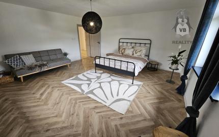 Vidiecke sídlo s pozemkom 11 903 m², herňou, garážou v obci Nálepkovo, v pokojnej časti Zahajnica, okres Gelnica