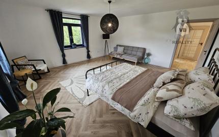 Vidiecke sídlo s pozemkom 11 903 m², herňou, garážou v obci Nálepkovo, v pokojnej časti Zahajnica, okres Gelnica