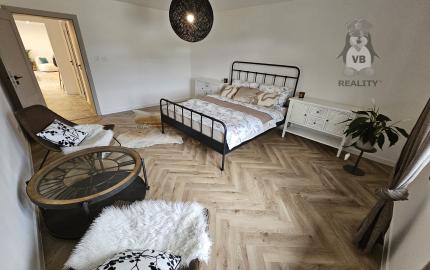 Vidiecke sídlo s pozemkom 11 903 m², herňou, garážou v obci Nálepkovo, v pokojnej časti Zahajnica, okres Gelnica