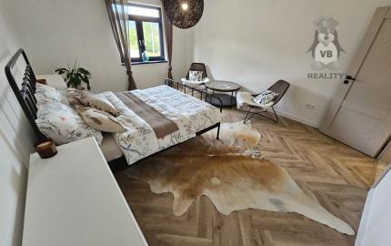 Vidiecke sídlo s pozemkom 11 903 m², herňou, garážou v obci Nálepkovo, v pokojnej časti Zahajnica, okres Gelnica