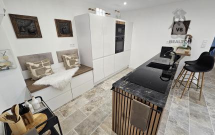 Vidiecke sídlo s pozemkom 11 903 m², herňou, garážou v obci Nálepkovo, v pokojnej časti Zahajnica, okres Gelnica