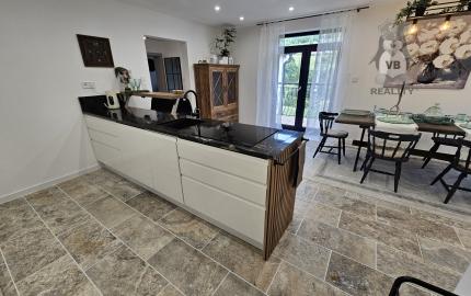 Vidiecke sídlo s pozemkom 11 903 m², herňou, garážou v obci Nálepkovo, v pokojnej časti Zahajnica, okres Gelnica