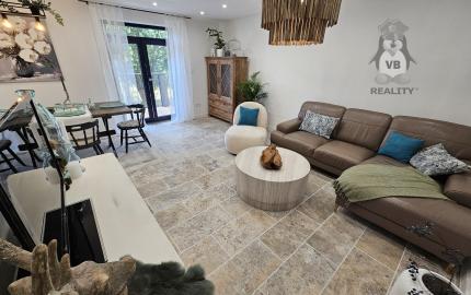 Vidiecke sídlo s pozemkom 11 903 m², herňou, garážou v obci Nálepkovo, v pokojnej časti Zahajnica, okres Gelnica