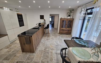 Vidiecke sídlo s pozemkom 11 903 m², herňou, garážou v obci Nálepkovo, v pokojnej časti Zahajnica, okres Gelnica