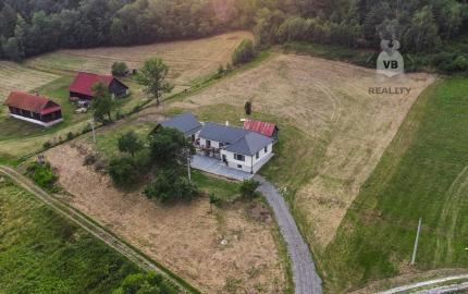 Vidiecke sídlo s pozemkom 11 903 m², herňou, garážou v obci Nálepkovo, v pokojnej časti Zahajnica, okres Gelnica