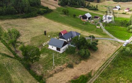 Vidiecke sídlo s pozemkom 11 903 m², herňou, garážou v obci Nálepkovo, v pokojnej časti Zahajnica, okres Gelnica