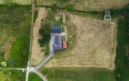 Vidiecke sídlo s pozemkom 11 903 m², herňou, garážou v obci Nálepkovo, v pokojnej časti Zahajnica, okres Gelnica