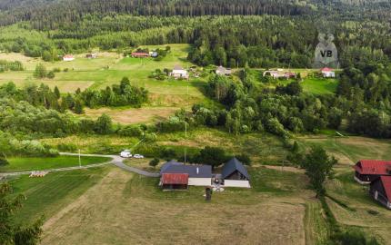 Vidiecke sídlo s pozemkom 11 903 m², herňou, garážou v obci Nálepkovo, v pokojnej časti Zahajnica, okres Gelnica
