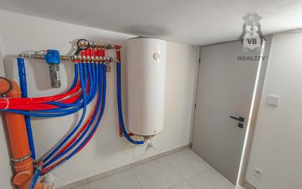 Vidiecke sídlo s pozemkom 11 903 m², herňou, garážou v obci Nálepkovo, v pokojnej časti Zahajnica, okres Gelnica