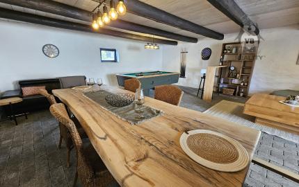 Vidiecke sídlo s pozemkom 11 903 m², herňou, garážou v obci Nálepkovo, v pokojnej časti Zahajnica, okres Gelnica