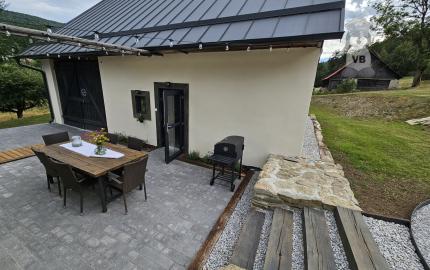 Vidiecke sídlo s pozemkom 11 903 m², herňou, garážou v obci Nálepkovo, v pokojnej časti Zahajnica, okres Gelnica