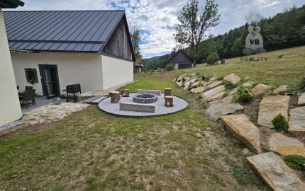 Vidiecke sídlo s pozemkom 11 903 m², herňou, garážou v obci Nálepkovo, v pokojnej časti Zahajnica, okres Gelnica
