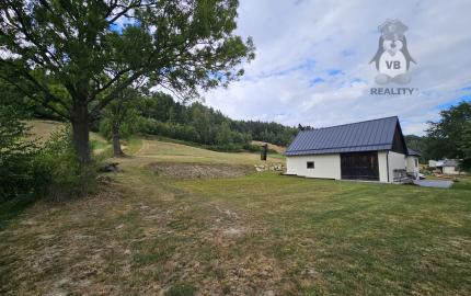 Vidiecke sídlo s pozemkom 11 903 m², herňou, garážou v obci Nálepkovo, v pokojnej časti Zahajnica, okres Gelnica
