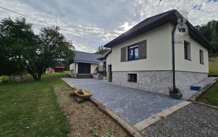 Vidiecke sídlo s pozemkom 11 903 m², herňou, garážou v obci Nálepkovo, v pokojnej časti Zahajnica, okres Gelnica