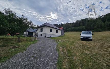 Vidiecke sídlo s pozemkom 11 903 m², herňou, garážou v obci Nálepkovo, v pokojnej časti Zahajnica, okres Gelnica