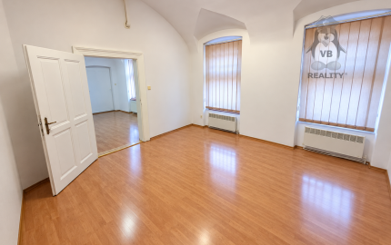 Kancelárske priestory priamo na námestí – 38 m²