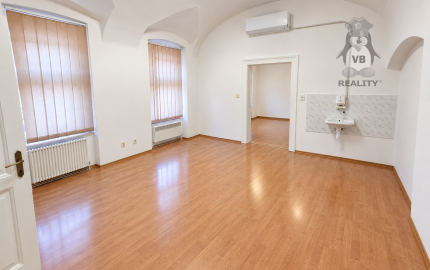 Kancelárske priestory priamo na námestí – 38 m²