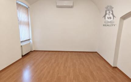 Kancelárske priestory priamo na námestí – 38 m²