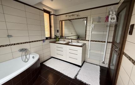 Ponúkame na predaj výnimočný rodinný dom s pozemkami 10 046 m² a investičným potenciálom – Spišské Vlachy