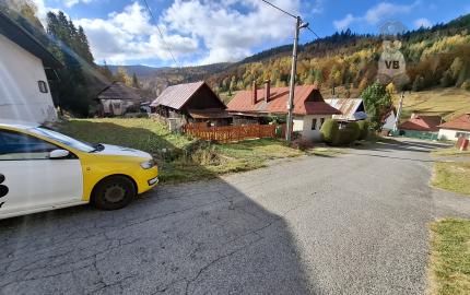 Stavebný pozemok s drevenou chalupou v krásnej obci Henclová