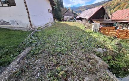 Stavebný pozemok s drevenou chalupou v krásnej obci Henclová