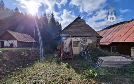 Stavebný pozemok s drevenou chalupou v krásnej obci Henclová