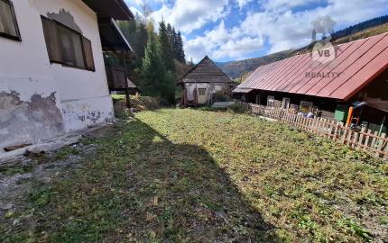 Stavebný pozemok s drevenou chalupou v krásnej obci Henclová