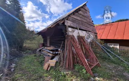 Stavebný pozemok s drevenou chalupou v krásnej obci Henclová
