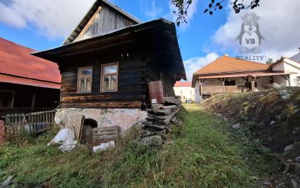 Stavebný pozemok s drevenou chalupou v krásnej obci Henclová
